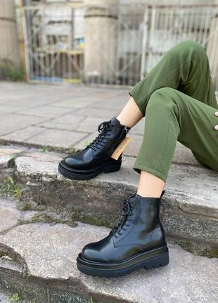 Женские ботинки кожаные на флисе черные платформа