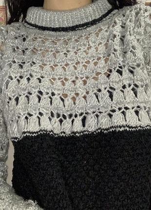 Гарний двокольоровий светр ручної роботи