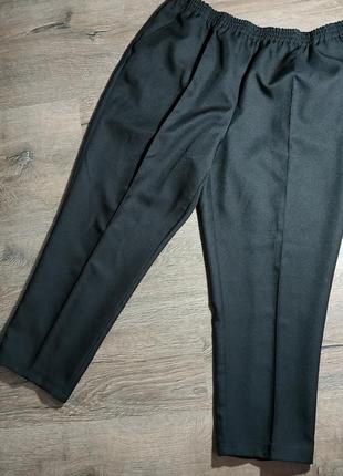 Жіночі брюки чорного кольору damart
