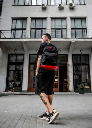 Чорний рюкзак зі шкіряним дном