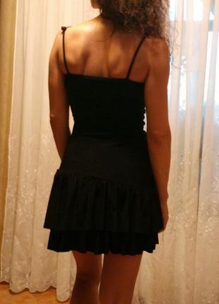 Черное клубное платье на тонких бретелях в пайетках с ярусной ассиметричной юбкой4 фото