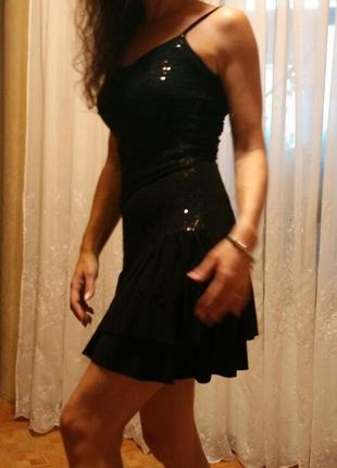 Черное клубное платье на тонких бретелях в пайетках с ярусной ассиметричной юбкой5 фото