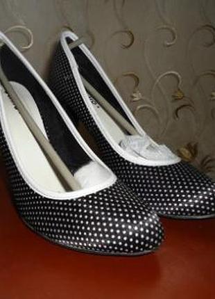Фірмові туфлі