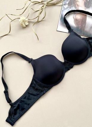 Чорний гладкий бюстгальтер з мереживними вставками