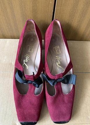 Класичні замшеві бордові туфлі на низькому каблуку з бантами.