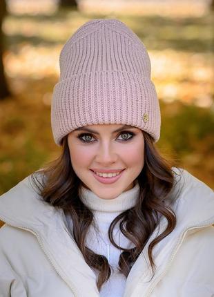 Жіноча зимова тепла в'язана пудрова шапка з відворотом «тіна»
