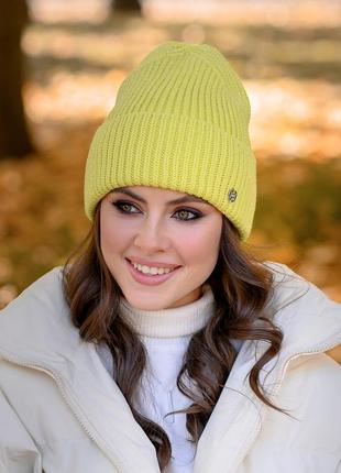 Жіноча тепла зимова в'язана жовта шапка з відворотом «тіна»