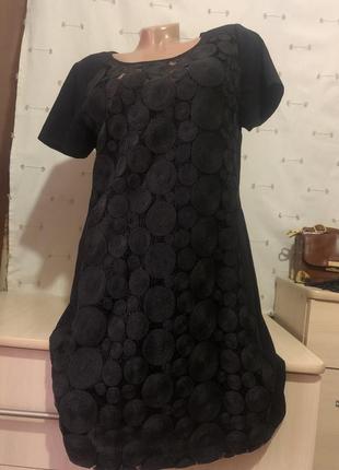 Чёрное короткое платье с ажурной вставкой с карманами