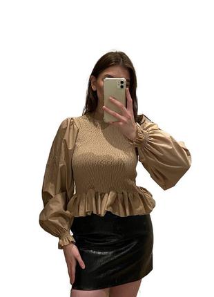 Топ с объемными рукавами