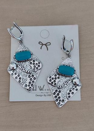 Стильні ромбовидні сережки з каменем