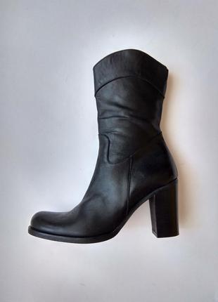 Шкіряні крутезні чоботи напівчобітки бренду paola caniglia