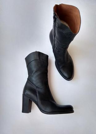 Шкіряні крутезні чоботи напівчобітки бренду paola caniglia8 фото