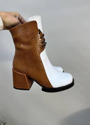 Жіночі черевики з натуральної шкіри комбінованого рижого та білого кольору на каблуці1 фото