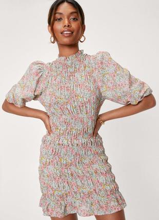 Присборенное мини-платье с пышными рукавами и цветочным принтом2 фото