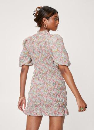Присборенное мини-платье с пышными рукавами и цветочным принтом4 фото
