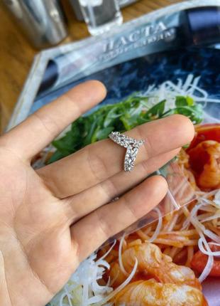 Каблучка з цирконієм.    huitan необычное женское кольцо v-образный дизайн модный облегающий стиль сверкающий кубический цирконий высокое качество н6 фото