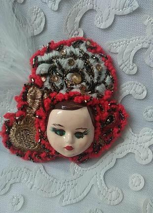 Брошь готика кукла