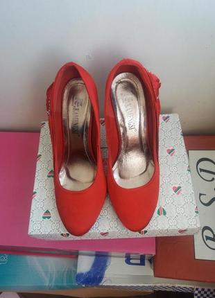 Нарядні червоні атласні туфельки на шпильці дуже гарні