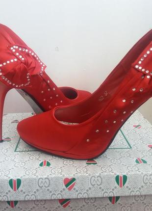 Нарядні червоні атласні туфельки на шпильці дуже гарні4 фото