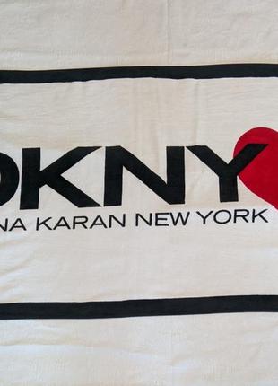 Большое махровое полотенце с логотипом dkny