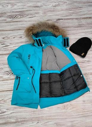Теплая зимняя удлиненная бирюзовая куртка для девочки с капюшоном2 фото