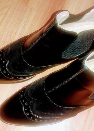 Ботинки лаковые с перфорированными вставками и замшей, польша4 фото