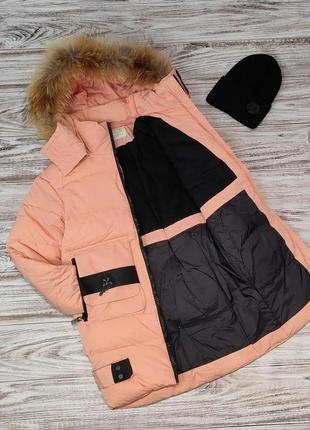 Зимняя теплая длинная куртка на девочку с капюшоном в персиковом цвете2 фото