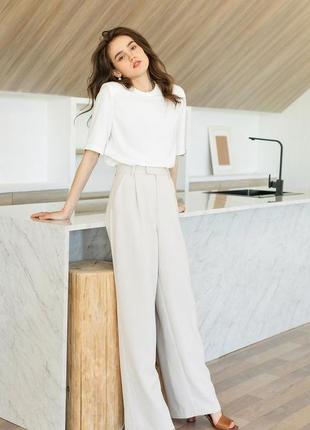 Класичні широкі бежеві брюки зі стрілками на високій посадці