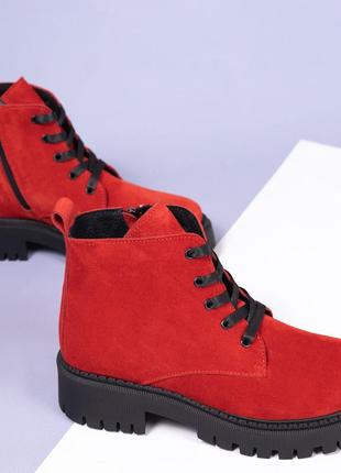 Зимние женские ботинки из красной замши