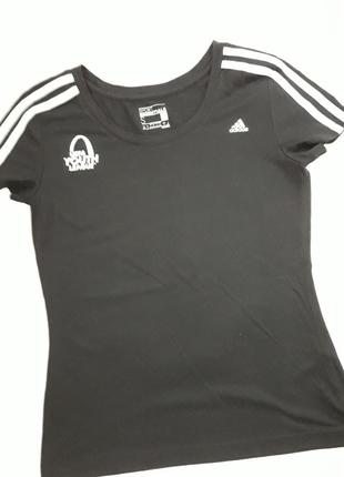 Фірмова спортивна футболка з написом бренду adidas