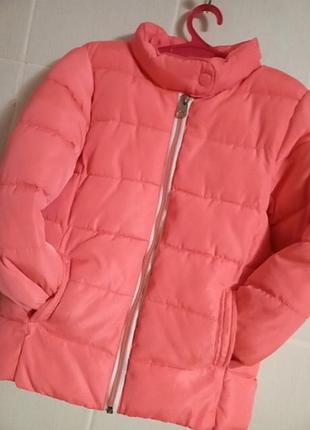 Яскрава куртка для дівчинки.