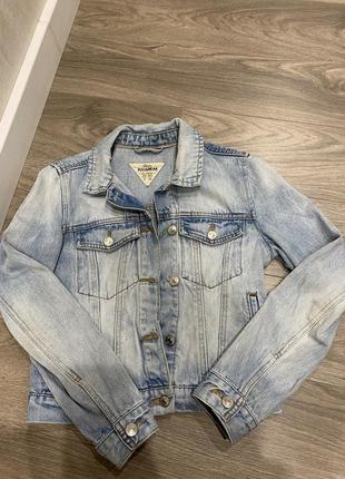 Укорочений джинсовий піджак pull and bear