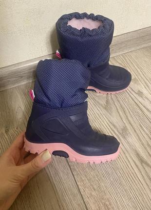 Нові зимові чоботи для дівчинки