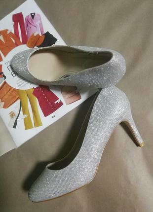 Сріблясті ,нарядні туфлі debut