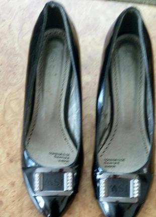 Шикарные туфли р.40 лаковая кожа