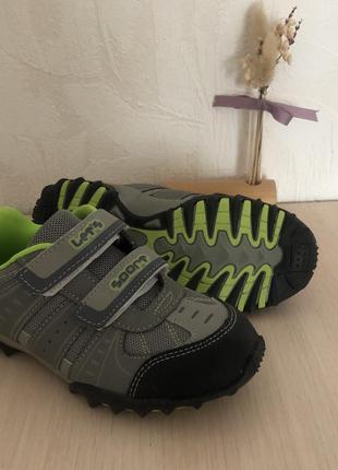 Міцні кросівки з протекторною підошвою на ліпучках2 фото
