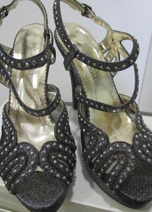 Сріблясті босоніжки