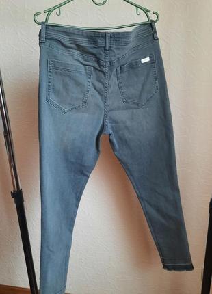 Продам сірі джинси скіні з необробленим низом2 фото