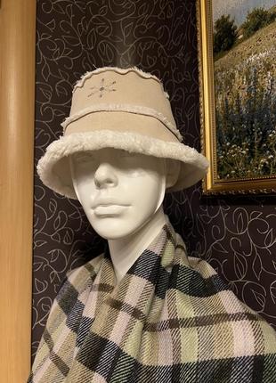 Дуже гарна та стильна брендова шапка.