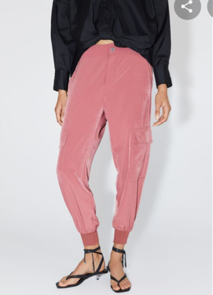 Пудрові сатинові штани карго zara