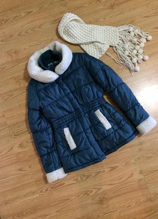 Зимова курточка пляшкового кольору.
