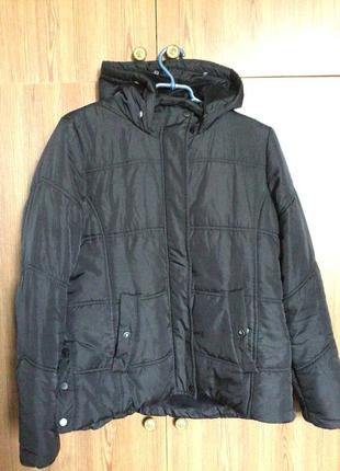 Зимня куртка чорного кольору з капішоном, пуховик