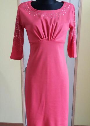 Платье с камнями на рукавах