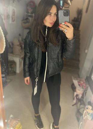 Стильна чорна куртка дутик під шкіру