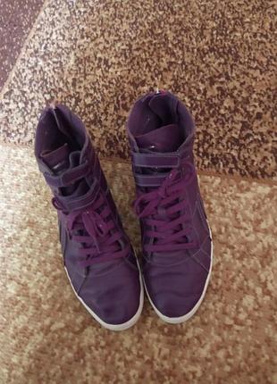 Кросівки жіночі