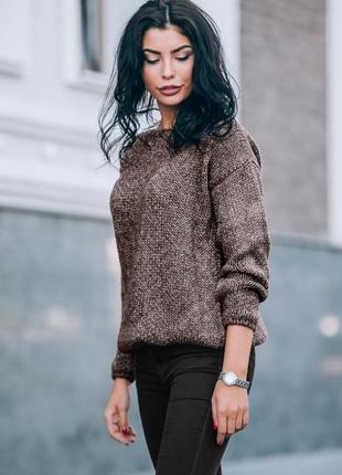 Жіночий теплий об'ємний коричневий светр зі спущеною лінією плеча та вирізом човника4 фото