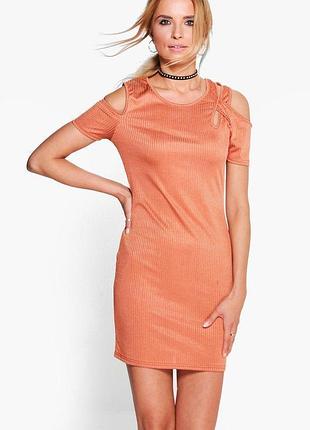 Платье бежевое персиковое коричневое с открытыми плечами boohoo