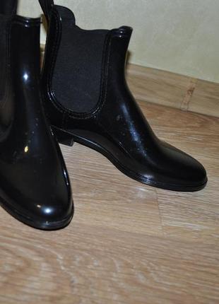 Черные резиновые ботинки женские2 фото