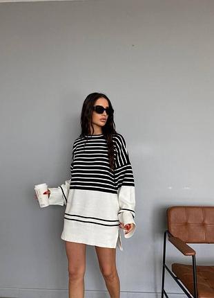 Светр в полоску в наявності