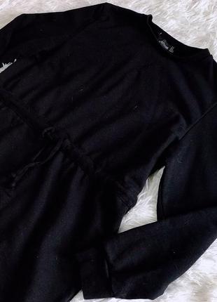 Стильное чёрное платье prettylittlething в спортивном стиле с завязкой на талии2 фото